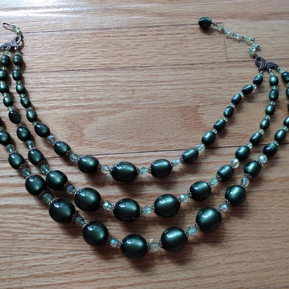 Vintage Green Beaded Necklace Triple Strand Aurora Borealis Glass Collar Choker - Picture 7 of 10
